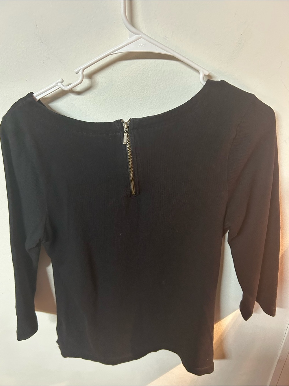 ⭐️3/$20 Old Navy Women’s Black 3/4 Sleeve Back Zip Top Size M - Picture 3 of 3